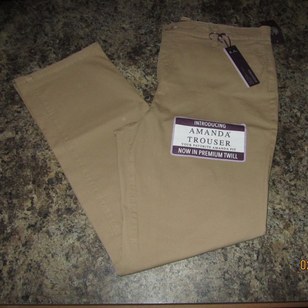 👀👀👀 Gloria Vanderbilt Amanda Perfect Khaki Trouser 12P A. Retail $40.00.